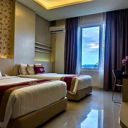 グランド パラマ ホテル Tanjung Redep エクステリア 写真
