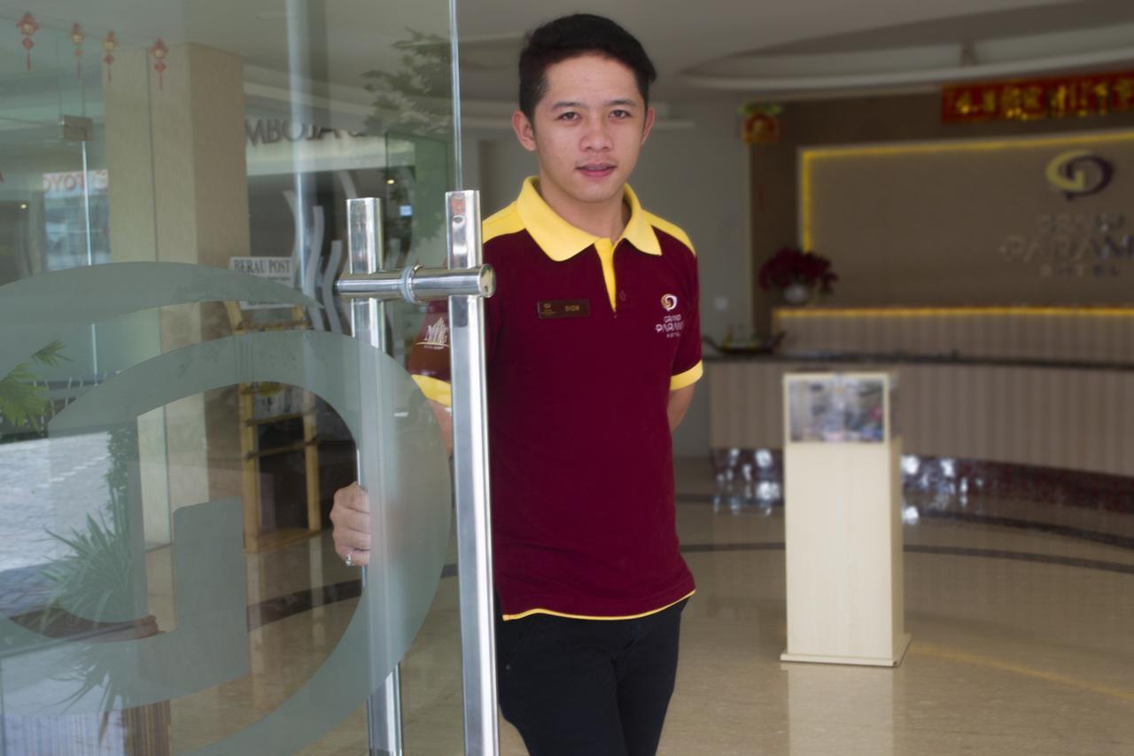 グランド パラマ ホテル Tanjung Redep エクステリア 写真